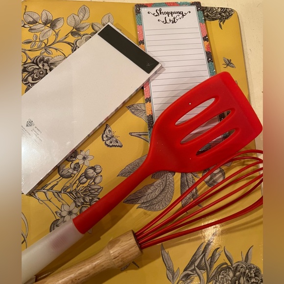 A Whisk A Spatula & 2 60 Page Memo /Shopping Pads w Magnet on Back Valentine Red - Picture 2 of 6